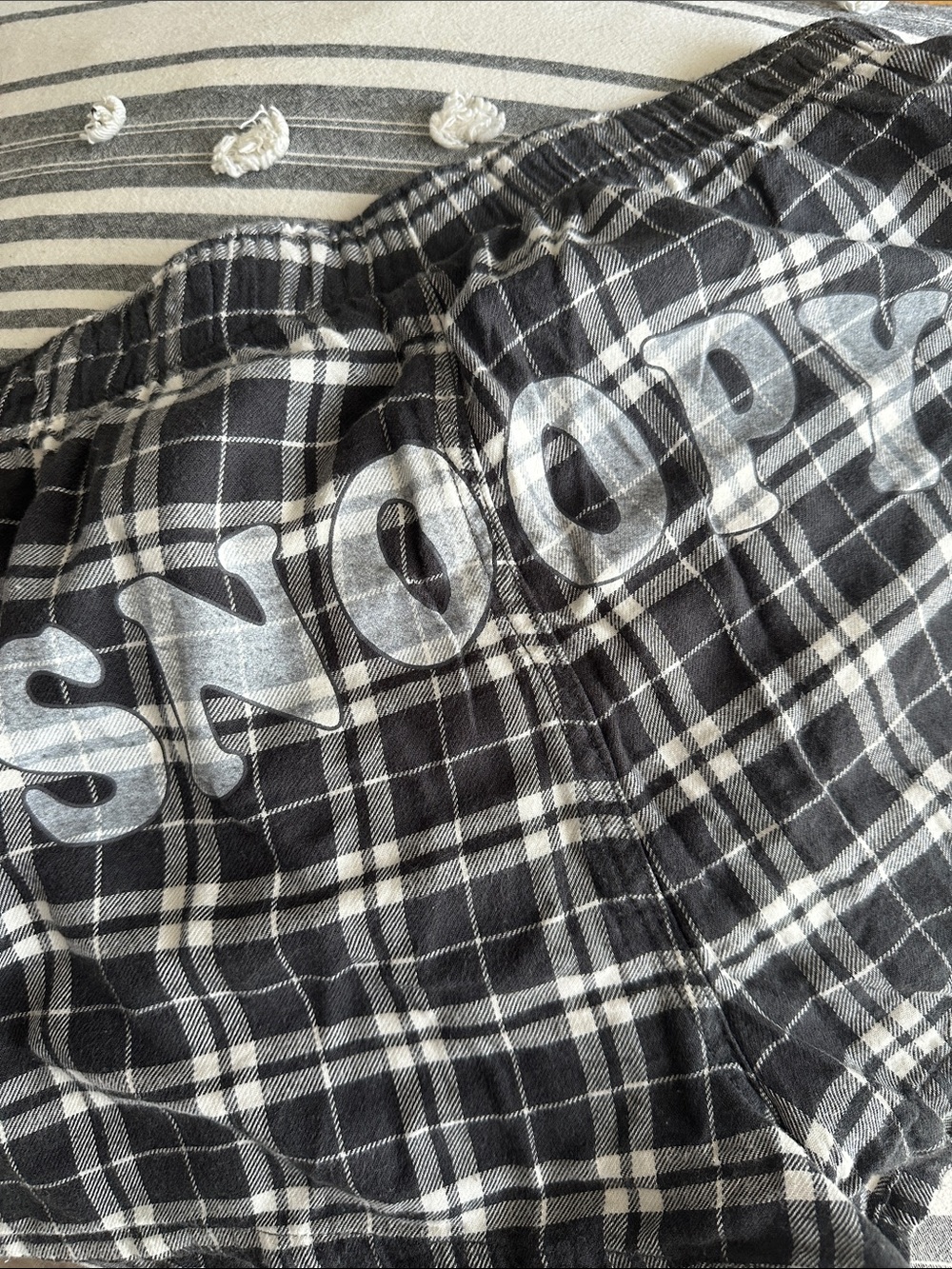 American Eagle Outfitters Black & White Plaid Snoopy Pajama Shorts - Picture 4 of 4